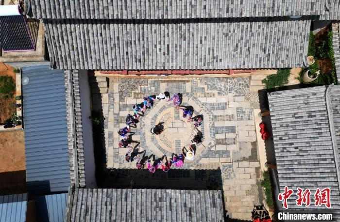 迤沙拉村打造的非遗展演，受到了游客好评，图为无人机从空中俯拍画面。　王磊 摄