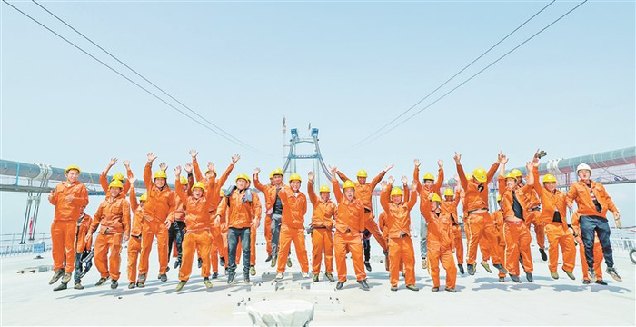 4月28日上午9时37分，深中通道深中大桥合龙，建设者们欢腾庆祝。 深圳特区报记者 周红声 摄