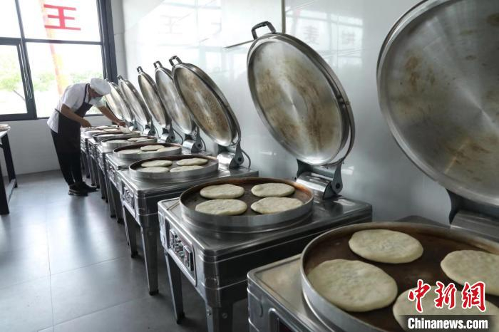 永嘉麦饼制作。　　　　　永嘉县委宣传部 供图