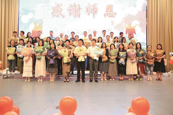 　　扫一扫，上读嘉阅读更多