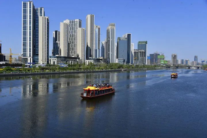 游船驶过位于北京市通州区的运河商务区（资料图）。新华社发（常鸣 摄）