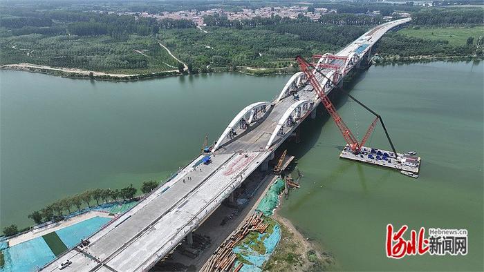6月28日10时18分，厂通路潮白河大桥跨河主桥拱肋成功合龙。河北日报记者 李佳泽摄
