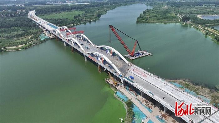 6月28日10时18分，厂通路潮白河大桥跨河主桥拱肋成功合龙。河北日报记者李佳泽摄