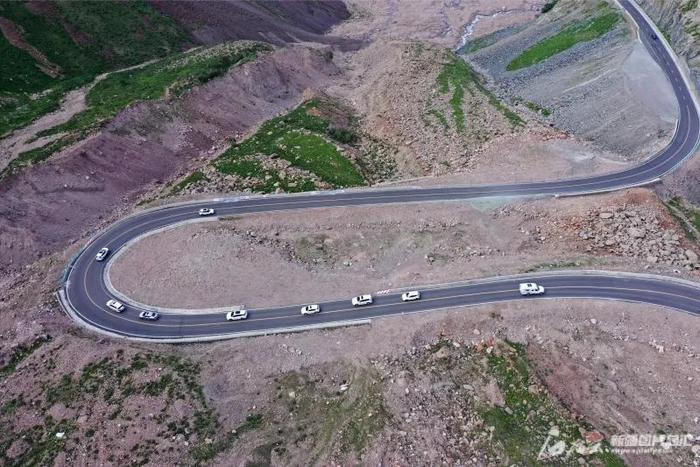 独库公路风光（资料图片）。胡维斌摄