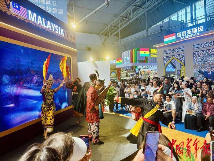 6月26日，第八届中国-亚欧博览会上，马来西亚展馆工作人员表演舞蹈。李悦/摄