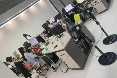 （宇子凯科技员工在办公 来源：受访者提供）