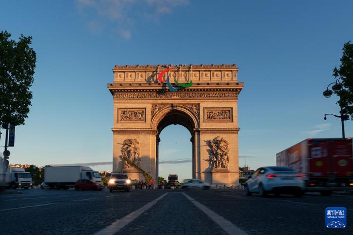   这是6月28日在法国巴黎拍摄的悬挂有残奥会标志的凯旋门。新华社记者 许畅 摄