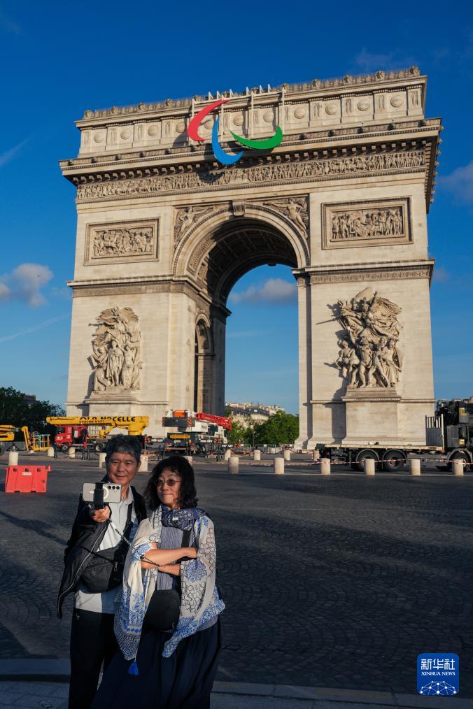   6月28日，游客在悬挂有残奥会标志的法国巴黎凯旋门附近拍照留念。新华社记者 许畅 摄