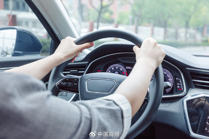 6月28日，嘀嗒出行正式登陆香港交易所主板，成为中国共享出行第一股。图为司机正在开车。（资料图片由摄图网提供）