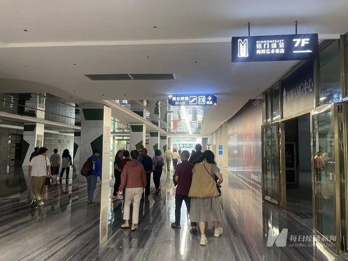 深圳南山某商场内前来内地消费的香港居民 图片来源：