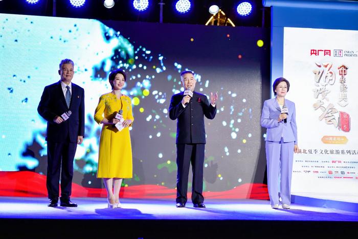 湖北省文旅厅长（右一）与艺术家们共同朗诵《诗意中国》