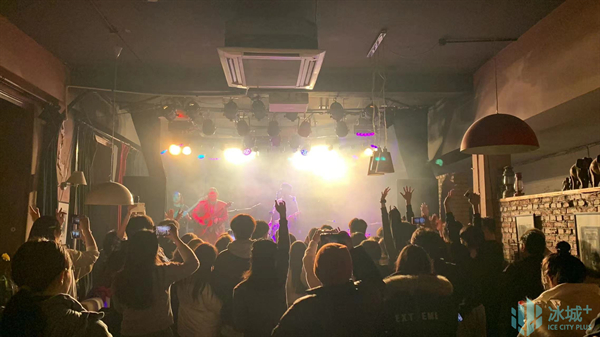 图：旅舍的LiveHouse吸引着全国各地年轻人奔赴“尔滨”