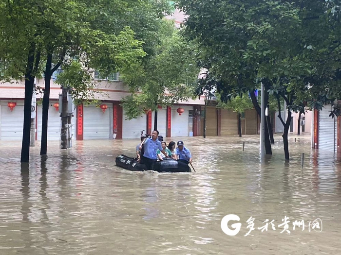 民警用皮划艇救助群众