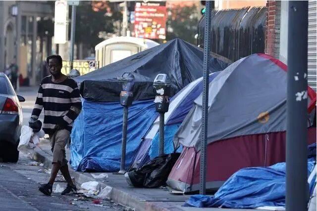 在洛杉矶的无家可归者帐篷 （新华社）