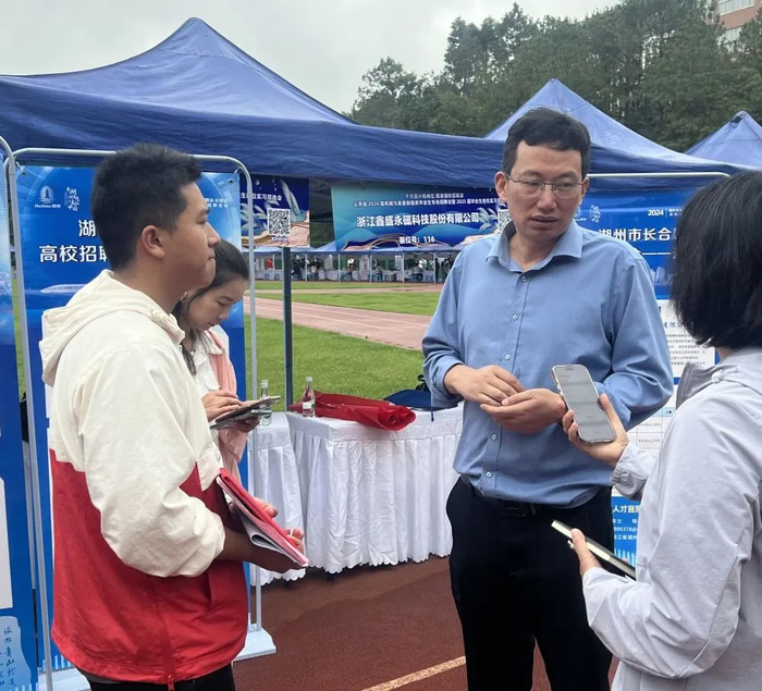 付勇（中）认为证书是“加分项”