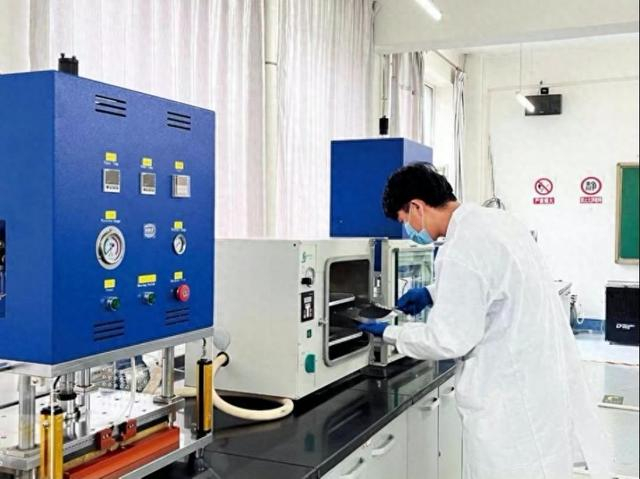 兰州资源环境职业技术大学储能材料工程技术专业本科生正在实训室学做电池。图片来源：中国新闻周刊