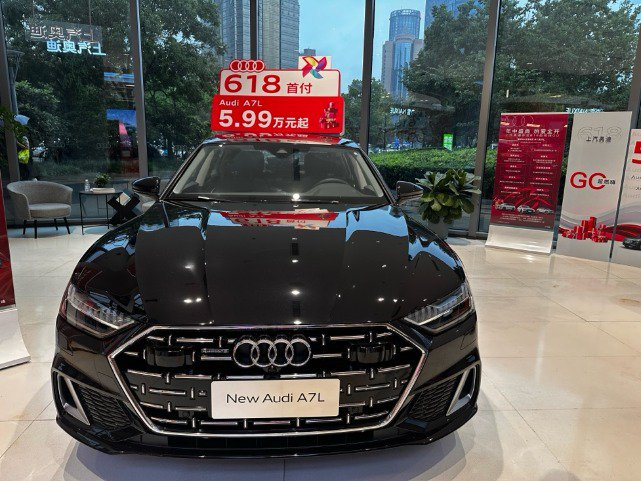 上海浦东新区世纪大道奥迪销售门店。本报记者李嫒嫒摄 