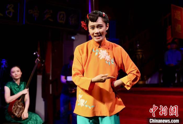 近日，《京城拍卖会》在北京上演。图为北京曲剧演员姜英演出中。中新社记者 易海菲 摄