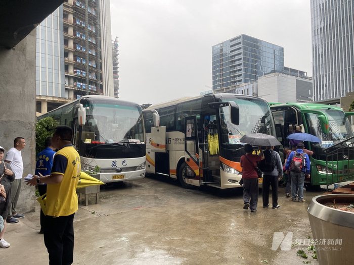 香港居民来深圳消费搭乘的多辆旅游大巴  图片来源：