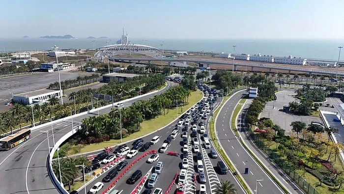 港珠澳大桥珠海口岸繁忙的车流 图片来源/央视新闻