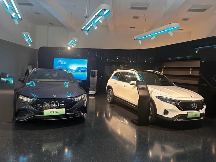 上海浦东新区奔驰某经销商门店。本报记者李嫒嫒摄 