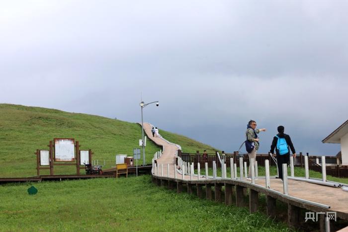 游客在贵州阿西里西旅游区休闲避暑（央广网记者 杨贇 摄）