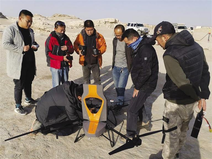     工作人员在遗址区开展无人机作业准备