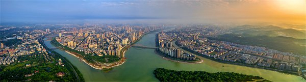 绵阳城区四山环抱、三江汇流，是一座山水交融之城 刘华伟 摄