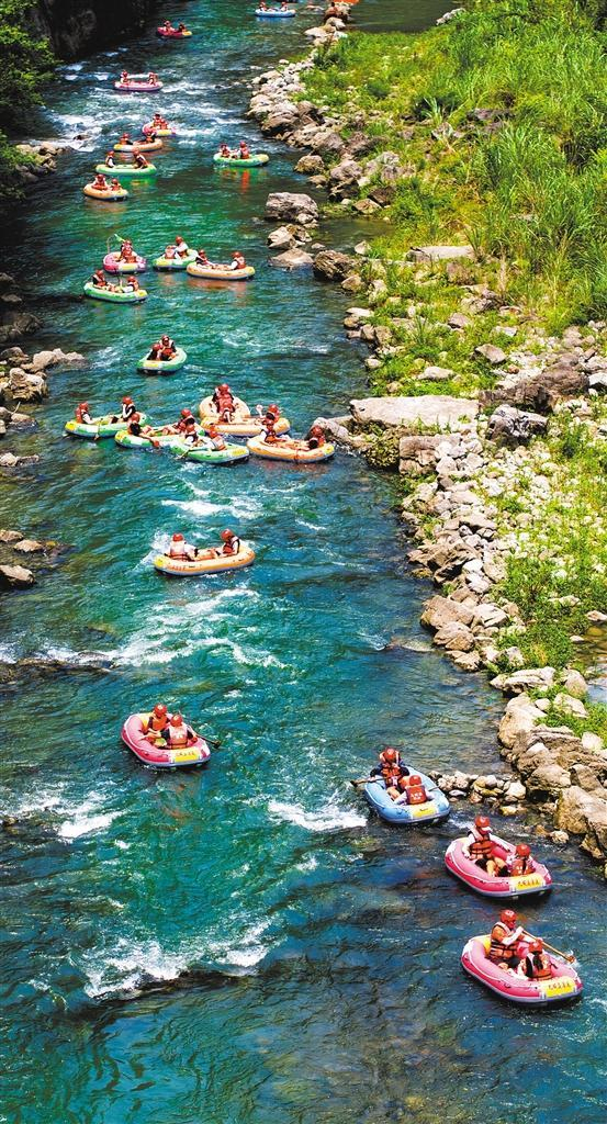 6月15日,游客在湖北省秭归县九畹溪漂流景区体验峡谷漂流的乐趣