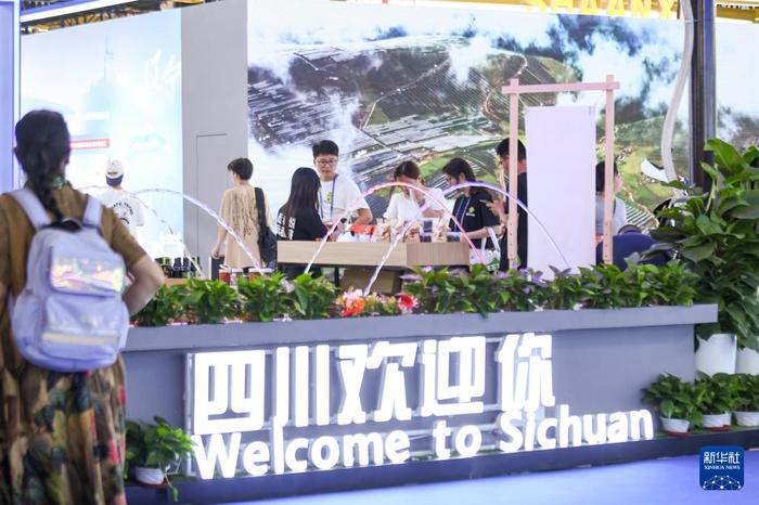   2024年6月27日，在第八届中国—亚欧博览会上，观众在四川展台参观。新华社记者 王菲 摄