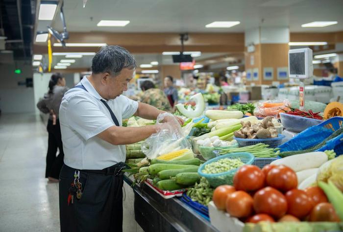   6月28日，市民在黄山市屯溪区阜上邻里中心菜市场选购蔬菜。新华社记者傅天 摄