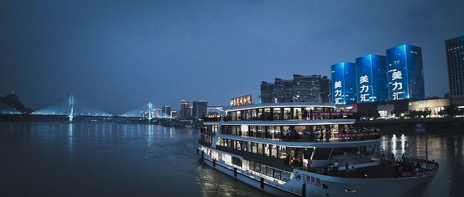（图1）美力汇承包一艘游轮夜游长江