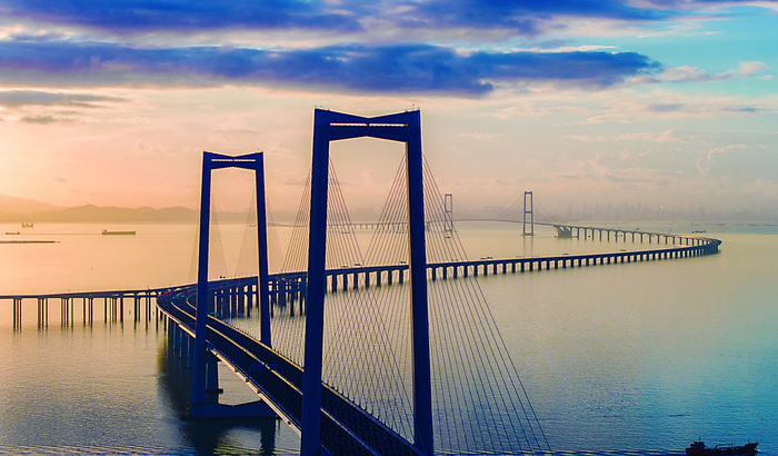     沐浴在晨曦中的深中通道