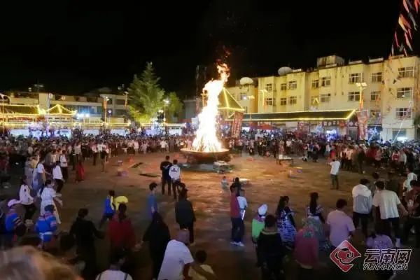 发窝乡民族篝火晚会 资料图