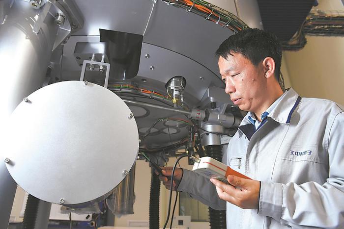 在中科离子医学技术装备有限公司，丁开忠检测第3台SC240超导质子回旋加速器外部磁场。本报记者 徐旻昊 摄