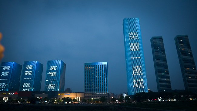 （图4）美力汇长江夜游灯光秀