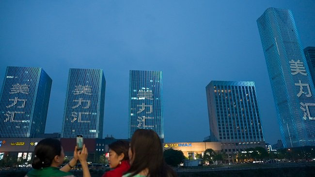 （图2）美力汇长江夜游灯光秀