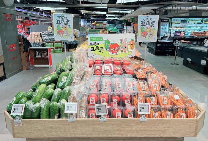 盒马门店里的“丑可爱”蔬菜展示区。