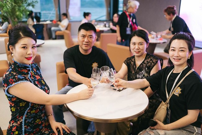 （图7）游轮活动会员品尝格洛加葡萄酒