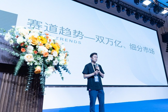 （图11）应向阳先生上台发表讲话