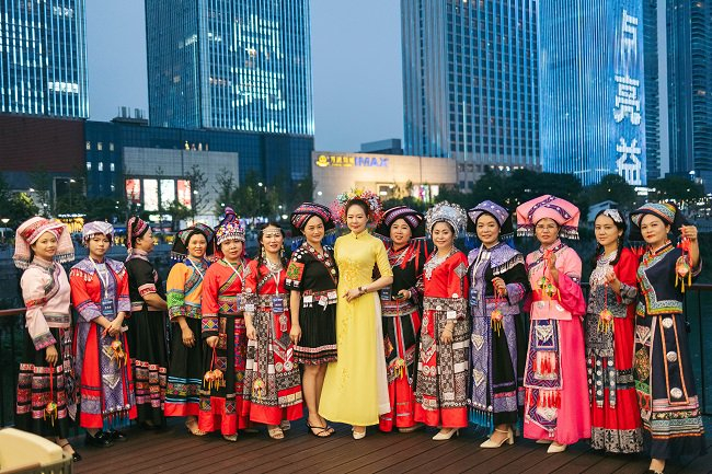 （图9）美力汇灯光秀合照留念