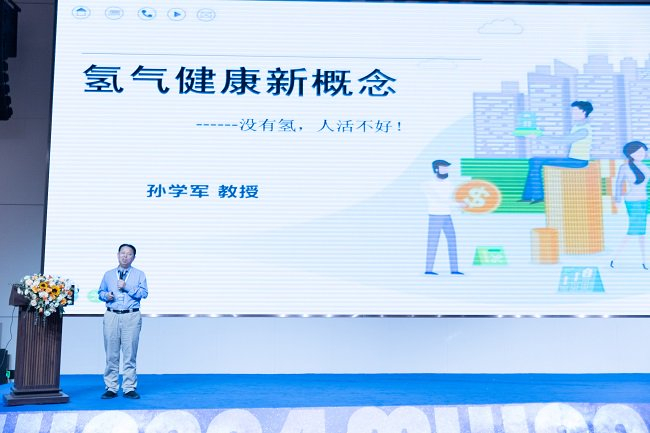 （图13）孙学军教授讲解氢概念