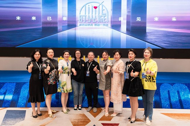 （图16）格格总与参会人员合影