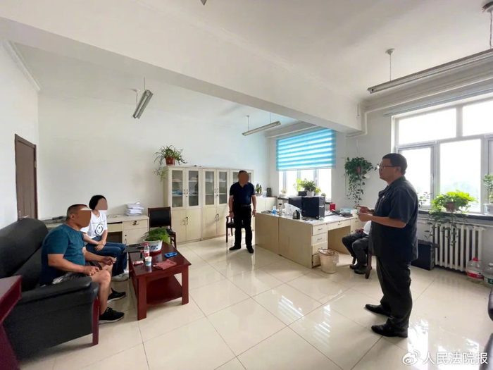 图为时任斋堂法庭负责人的谢耀宗与新乡贤李秀民一起诉前化解一起涉109新线征收争议纠纷。