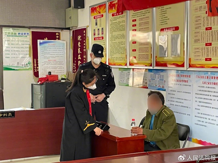 图为斋堂法庭法官马婧怡正在调解一起涉109新线农民工讨薪案。