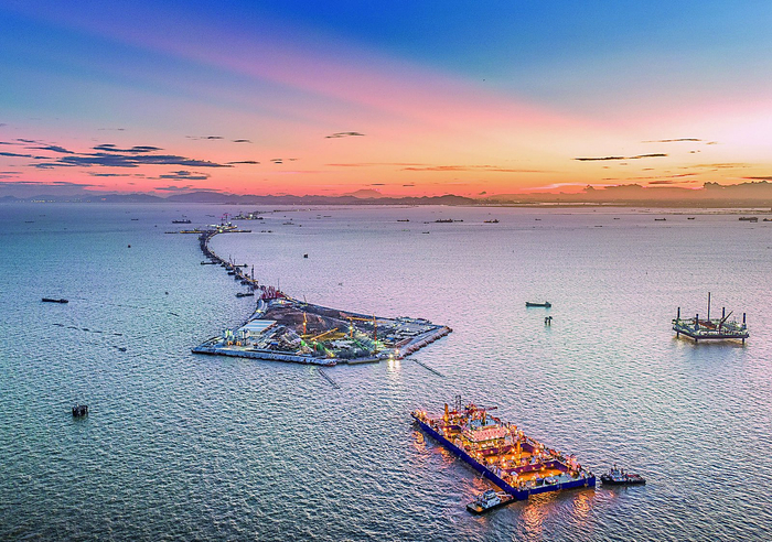     2020年6月16日，深中通道海底沉管隧道首个管节E1浮运至现场等待沉放安装。