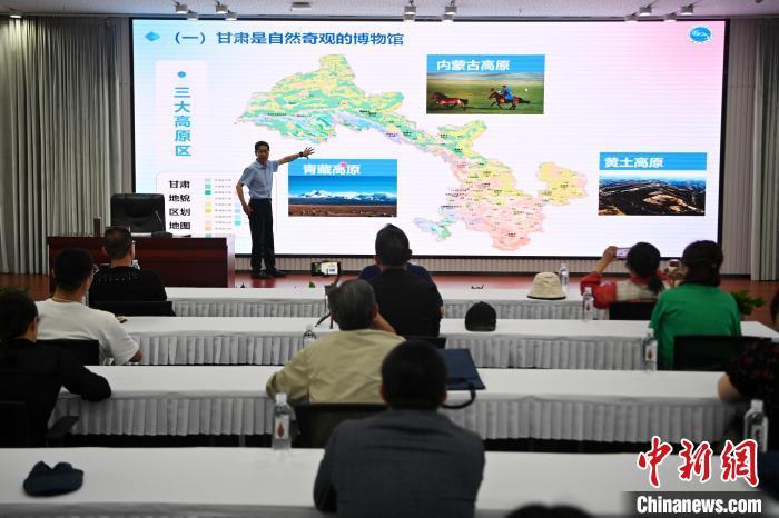 6月29日，甘肃省文化和旅游厅厅长何效祖为华媒代表们讲述甘肃文化和旅游的故事。九美旦增 摄