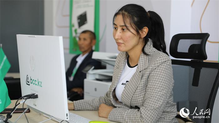 哈萨克斯坦中央信贷银行中哈合作中心分行的工作人员正在办理业务。人民网记者 俄布拉依摄