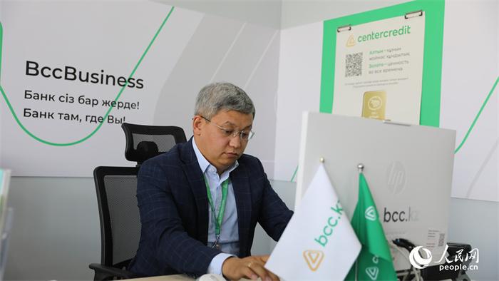 哈萨克斯坦中央信贷银行中哈合作中心分行行长叶德力·木哈玛迪。人民网记者 俄布拉依摄