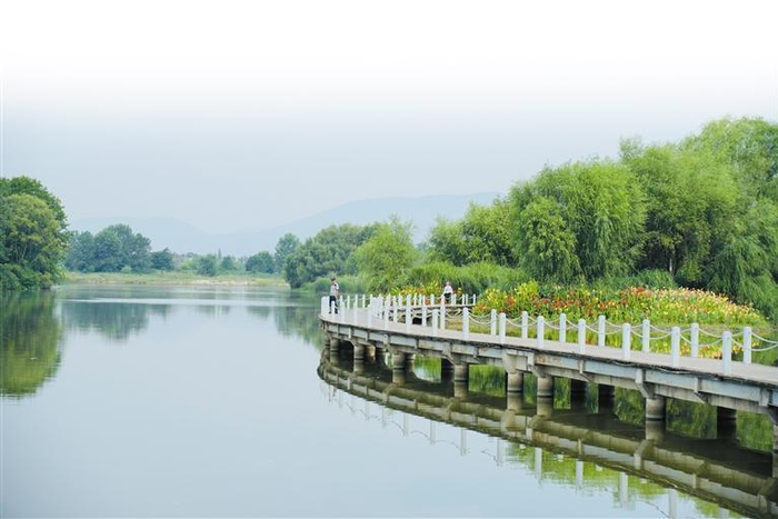 天汉湿地公园风景如画（6月23日摄）。 记者 刘印 摄